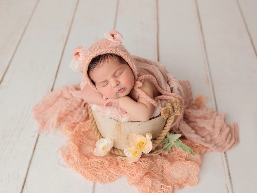 Primeras fotos de familia con bebé recién nacido en estudio especializado