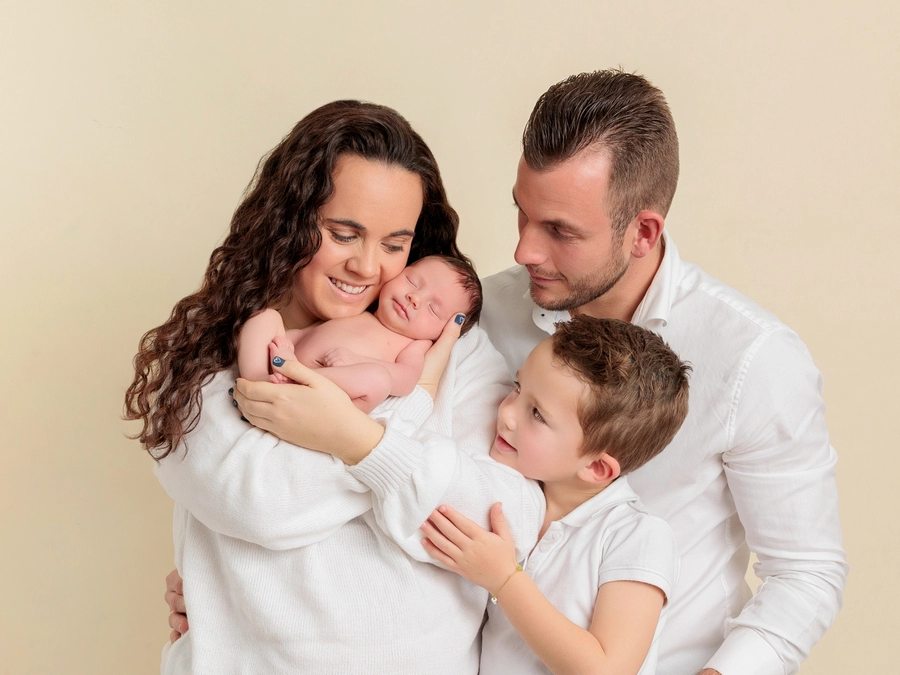 Primeras fotos de familia con bebé recién nacido en estudio especializado