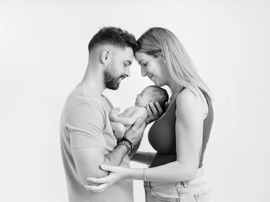 Primeras fotos de familia con bebé recién nacido en estudio especializado