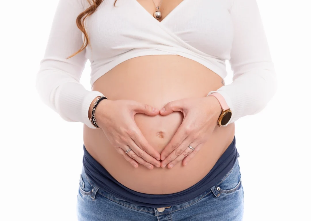 Fotografía artística de embarazada en estudio