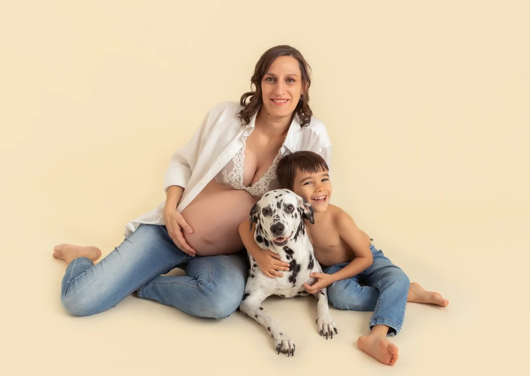 Fotografía artística de embarazada en estudio