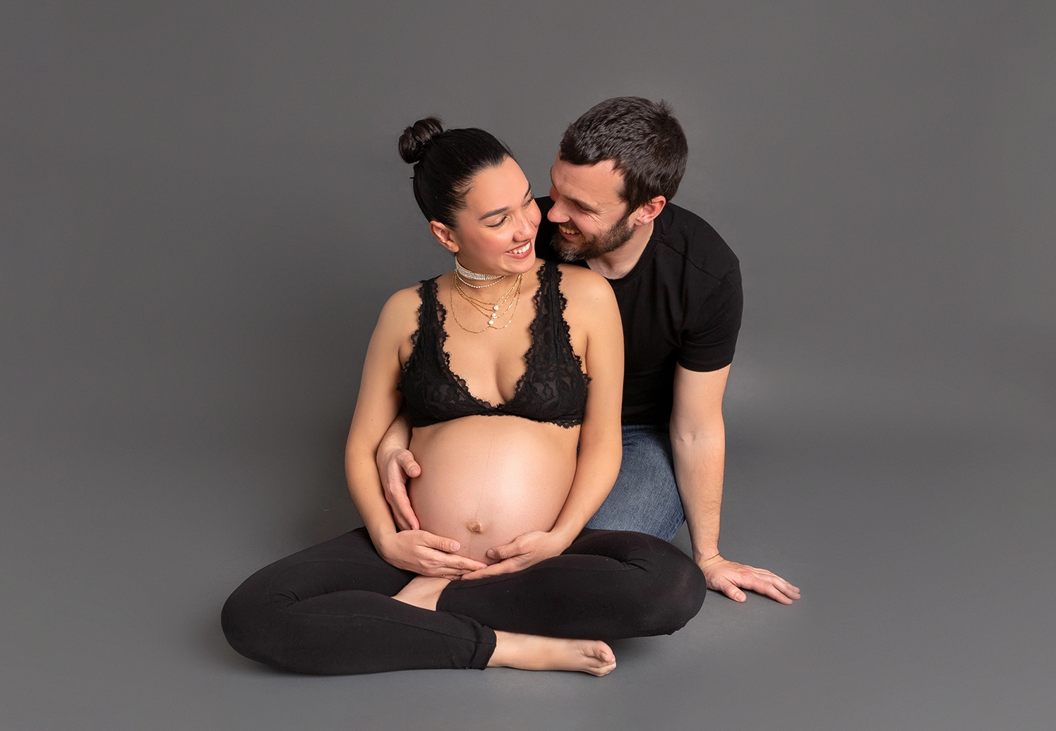 Fotografía artística de embarazada en estudio