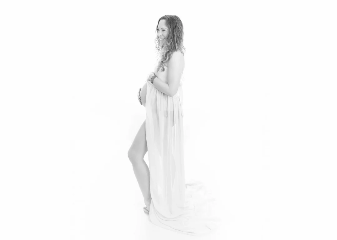 madre-embarazada-vestido-blanco