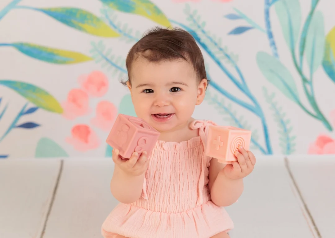 Sesión de fotos creativa para bebés con accesorios originales en Galapagar.