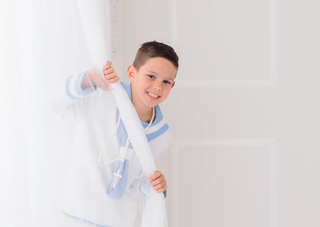 Niño de Primera Comunión en estudio fotográfico en Guadarrama, Madrid