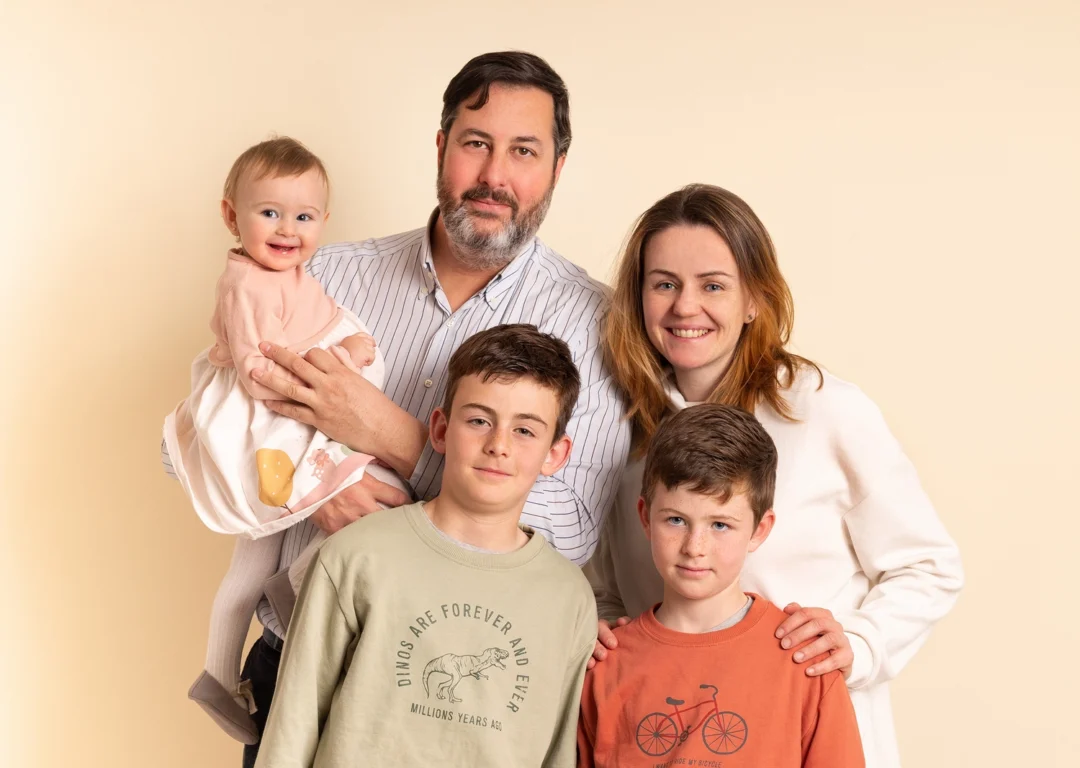 Familia sonriente estudio Sierra Guadarrama