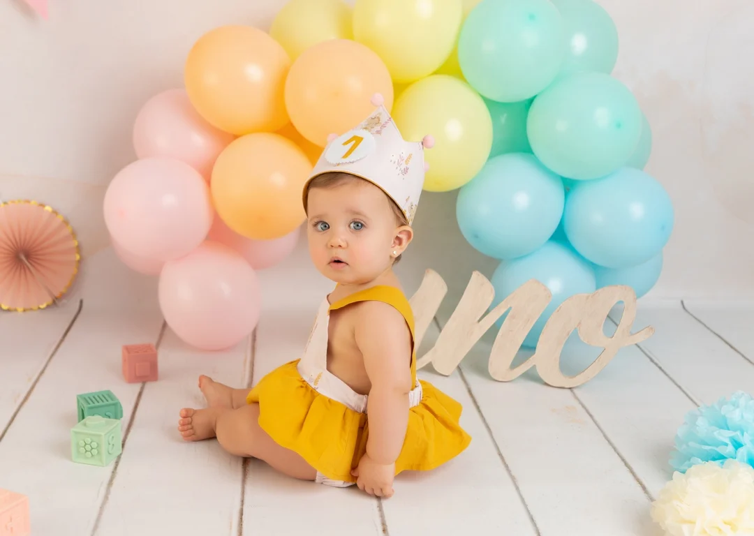 Retrato bebé con corona y tarta en sesión Smash Cake artística Fotobabybook