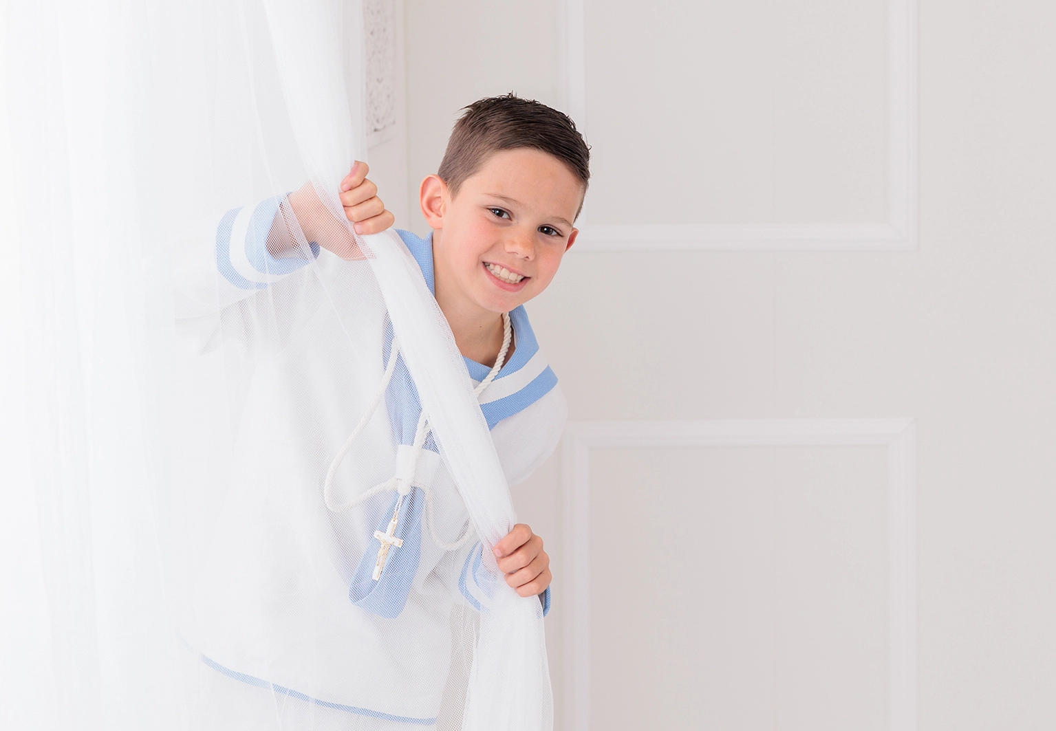 Niño de Primera Comunión en estudio fotográfico en Guadarrama, Madrid