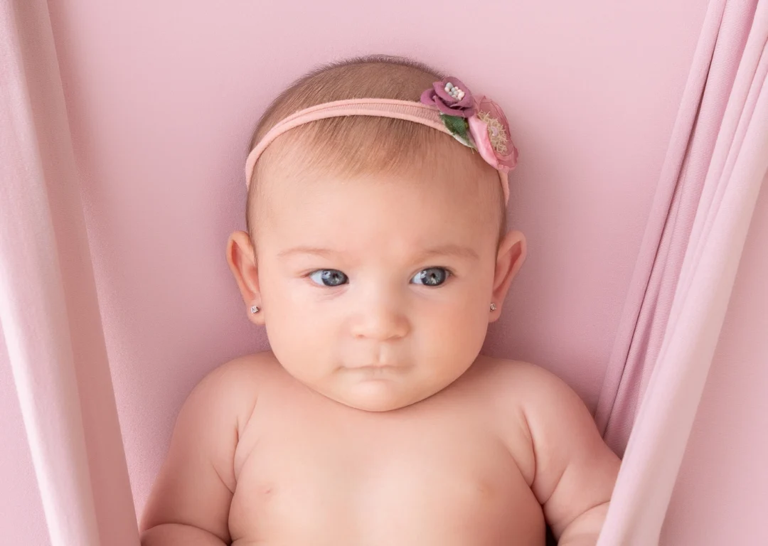 • Sesión fotográfica de bebé en estudio profesional en Guadarrama, Madrid.