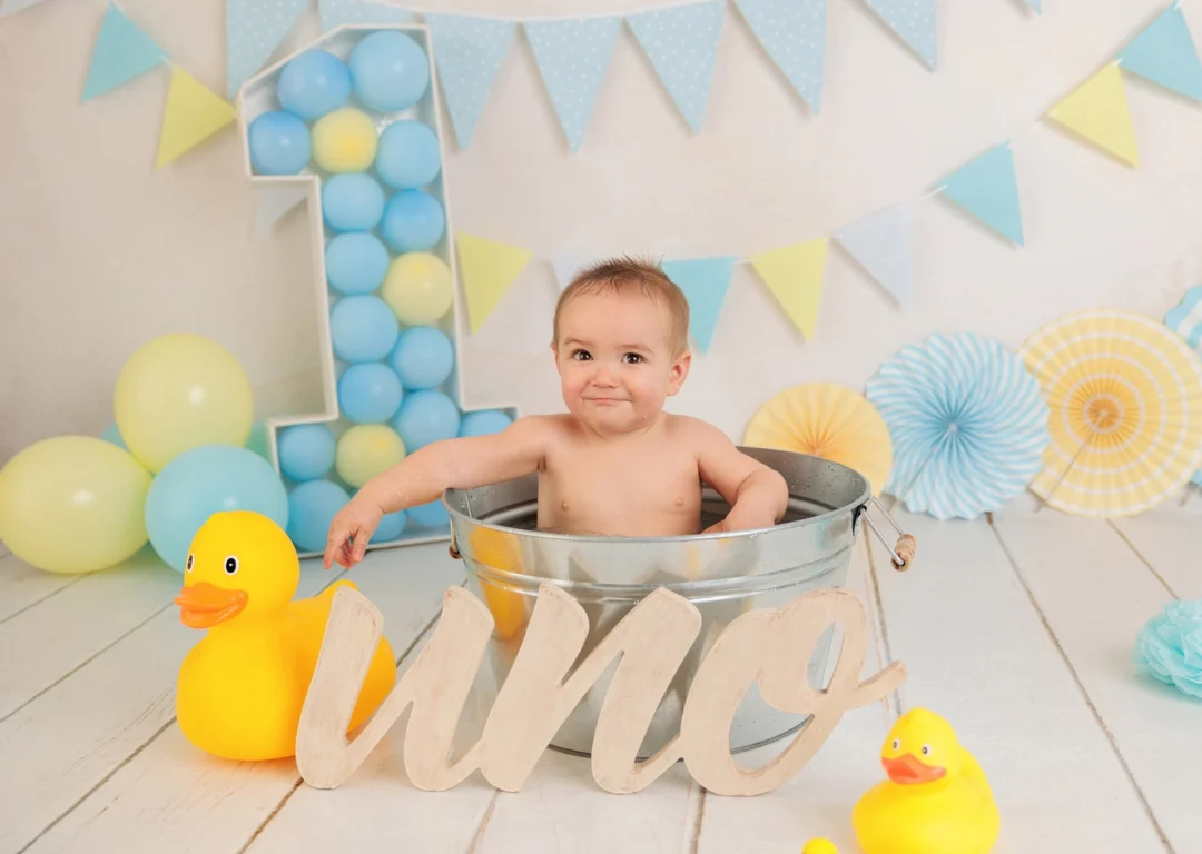 Sesión fotográfica Smash Cake con bebé y tarta a juego con decorado en Guadarrama