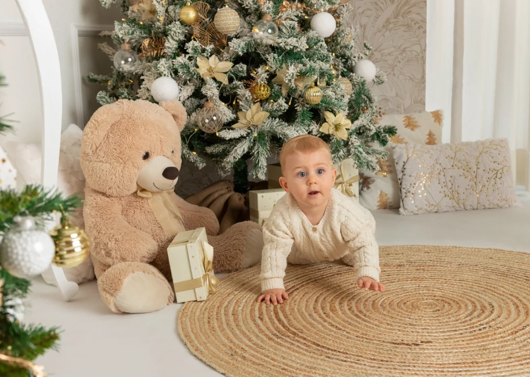 Bebé junto al árbol de Navidad y osito en estudio en Guadarrama, Madrid
