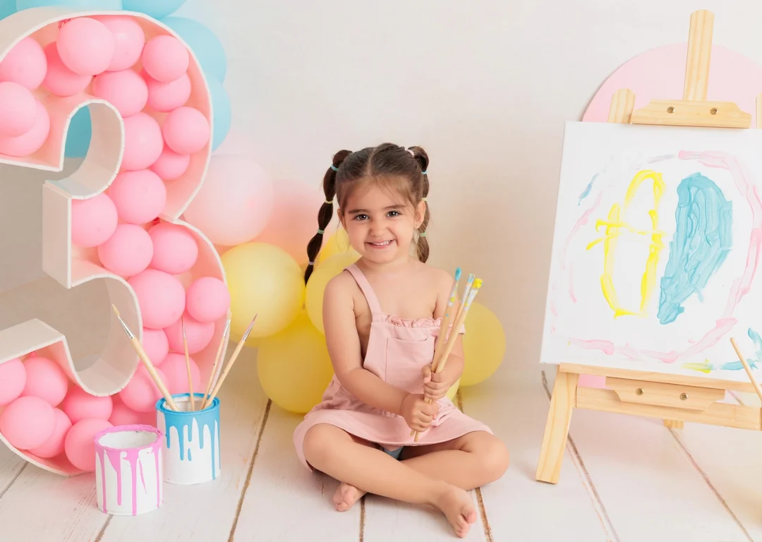 Niña disfrutando tercer cumpleaños con escenario personalizado en Sierra Madrid cumpleaños