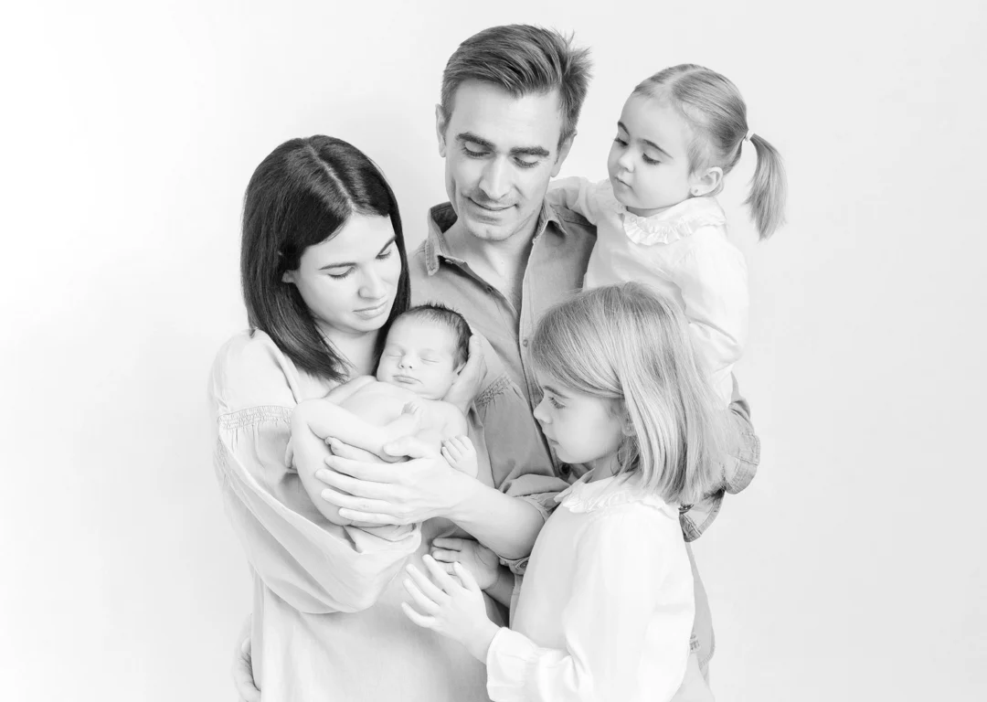 Familia de cinco personas conexión natural fotos