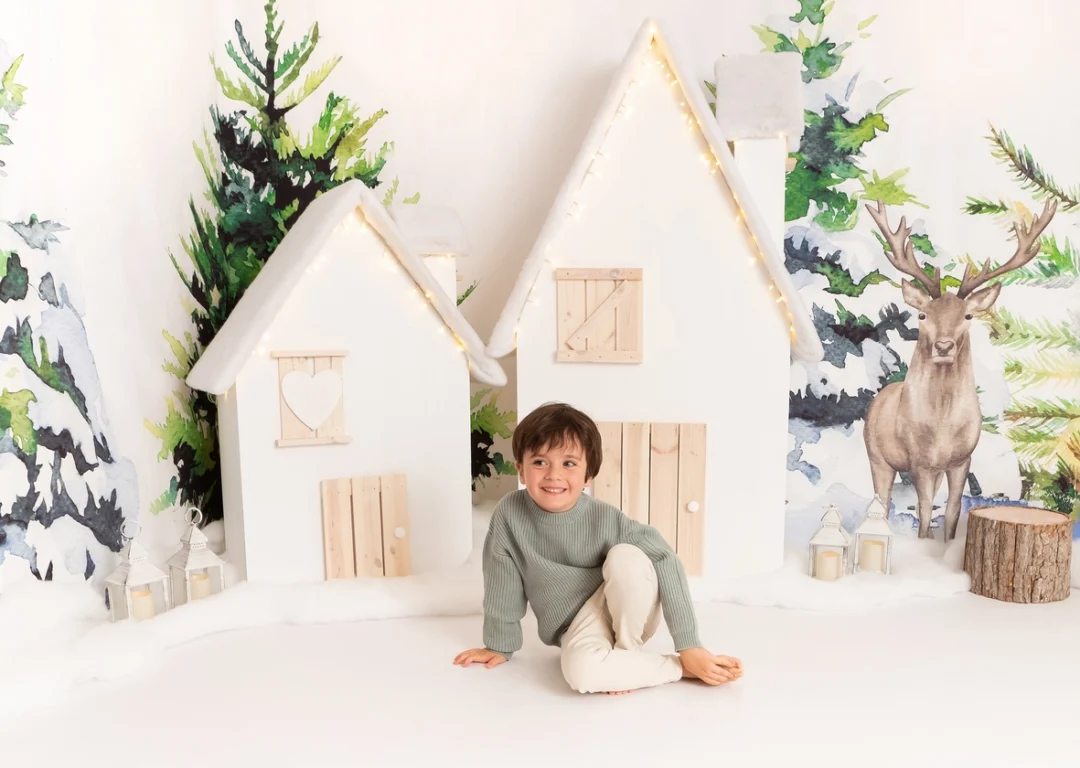 Niño con casitas nórdicas en sesión de Navidad en la Sierra de Madrid