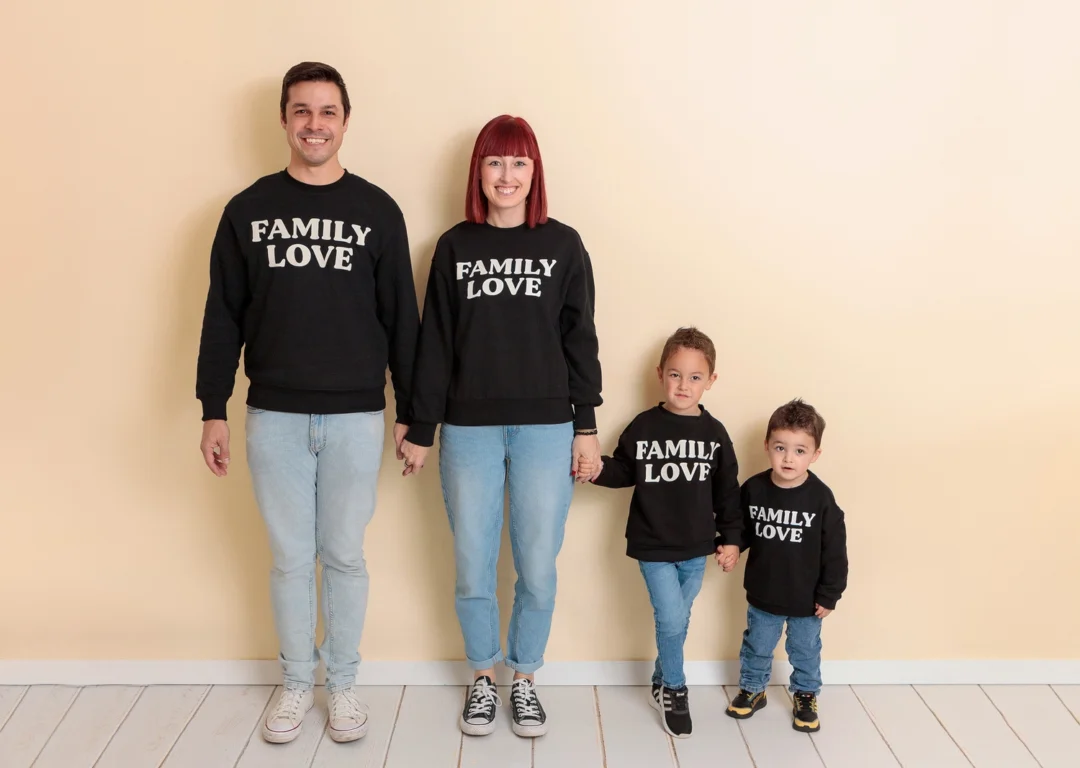 Papás con gemelos sesión fotos familia