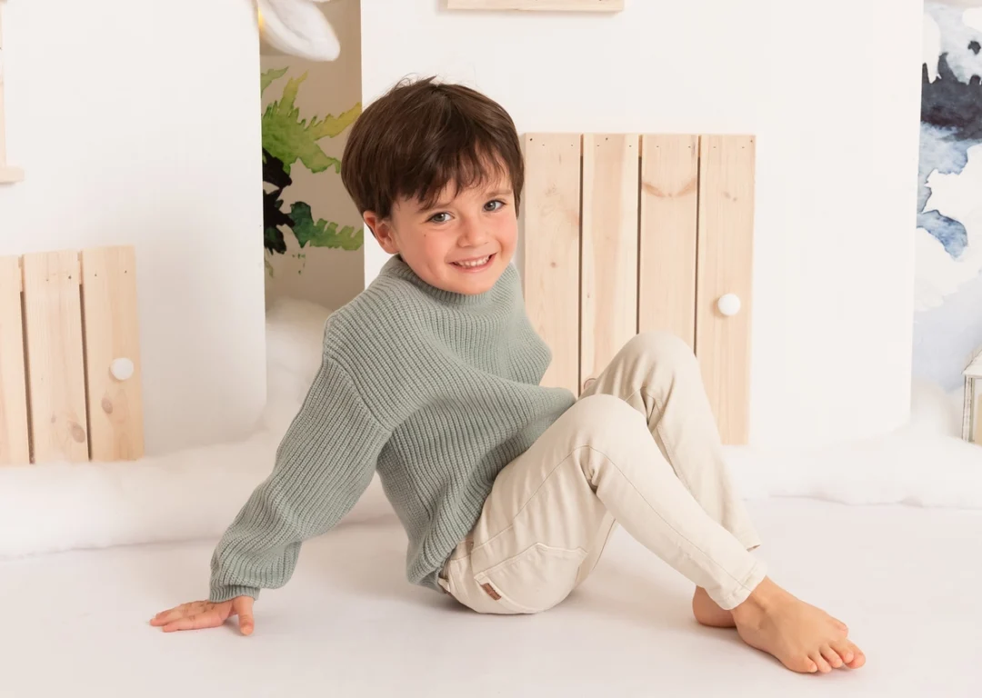 Niño en sesión de fotos de Navidad con estilo nórdico en estudio en Madrid