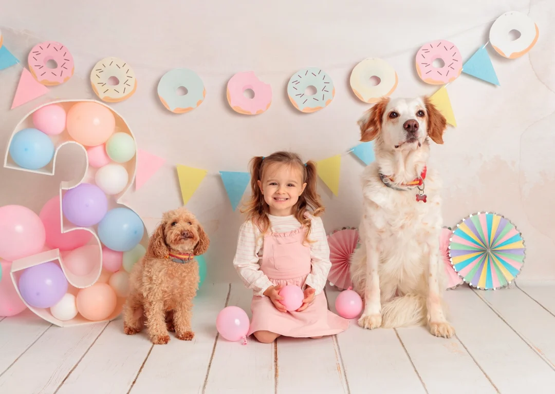 Niño disfrutando tercer cumpleaños con donuts Smash Cake personalizada en Sierra Madrid