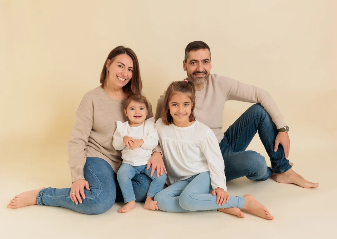 Abuelos con nietos en reportaje familia multigeneracional