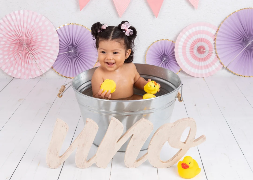 Sesión fotos Smash Cake bebé 1 año con decorado personalizado y familia incluida