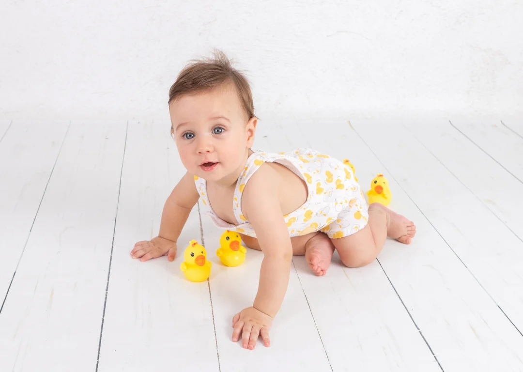 Sesión de fotos infantil en Guadarrama con un bebé de 9 meses jugando con atrezo natural.