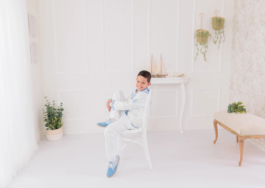 Niño de Primera Comunión en estudio fotográfico en Guadarrama, Madrid
