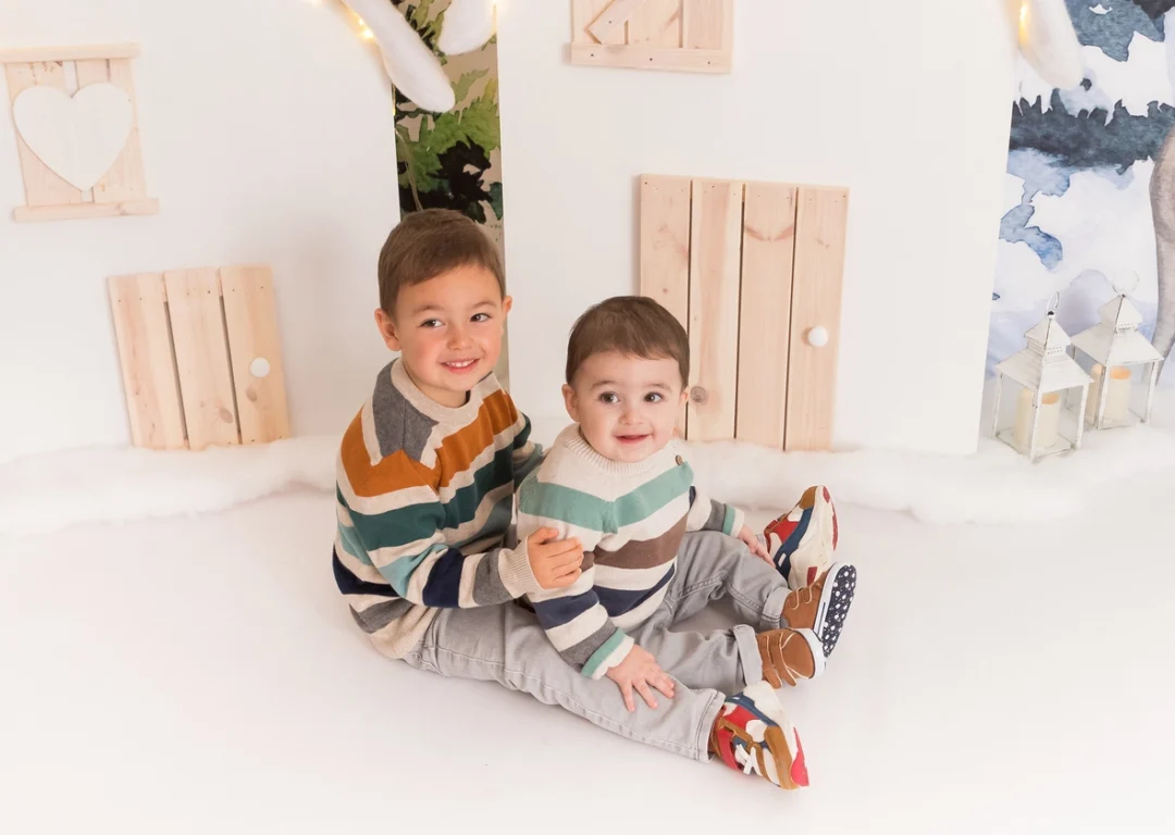 Dos hermanos en sesión de fotos de Navidad en estudio en Guadarrama, Madrid