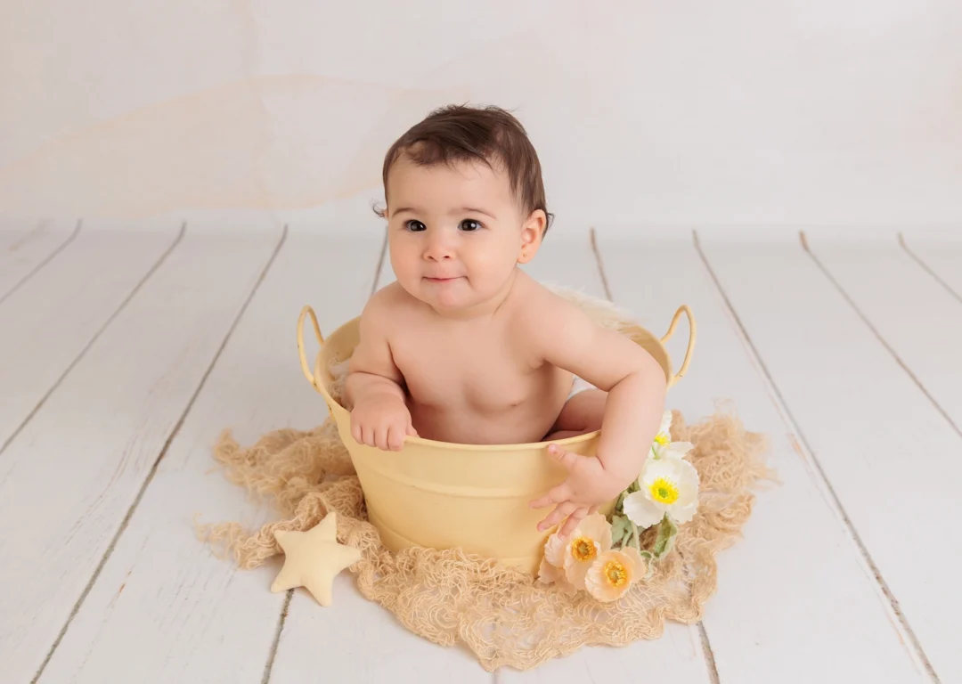 Sesión fotográfica de bebé con tonos pastel y luz cálida en nuestro estudio a 5 minutos de Collado Villalba