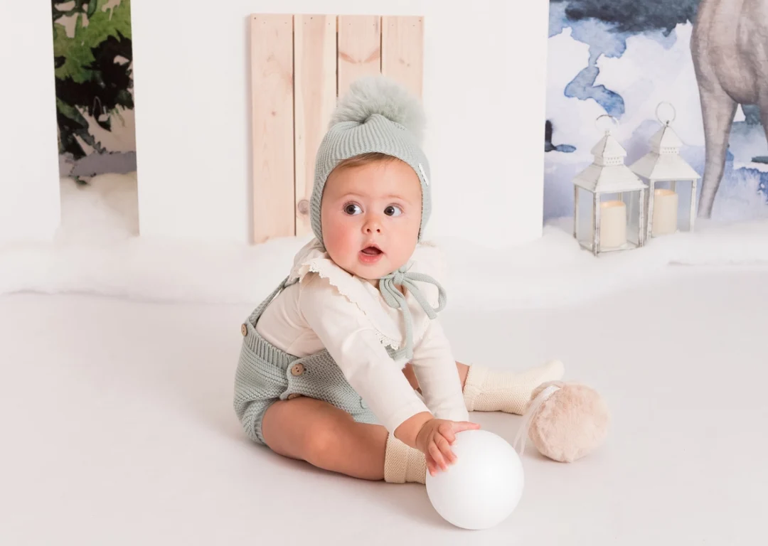 Bebé en sesión navideña con decorado invernal en estudio en Guadarrama