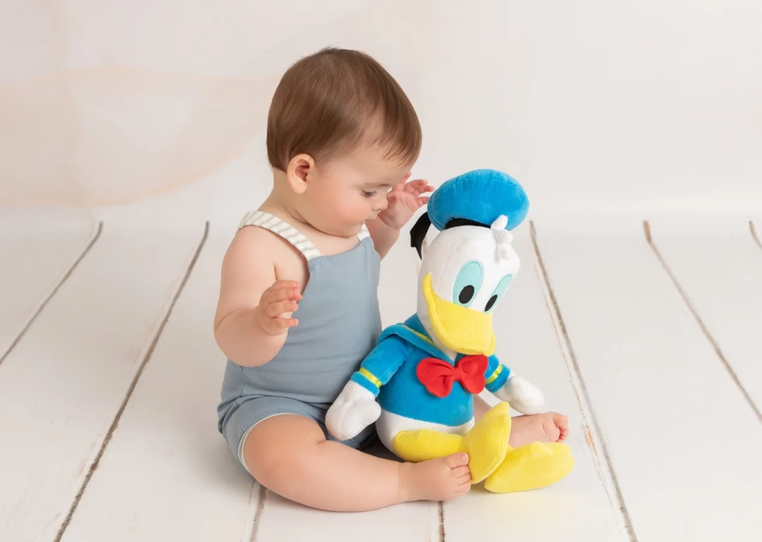 Bebé feliz y relajado en un escenario minimalista durante su sesión fotográfica infantil en Madrid noroeste.