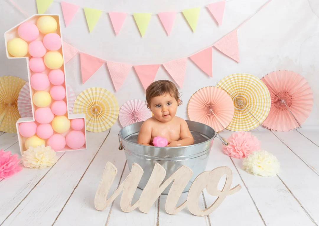 Baño de burbujas final tras sesión Smash Cake con bebé feliz en estudio Fotobabybook