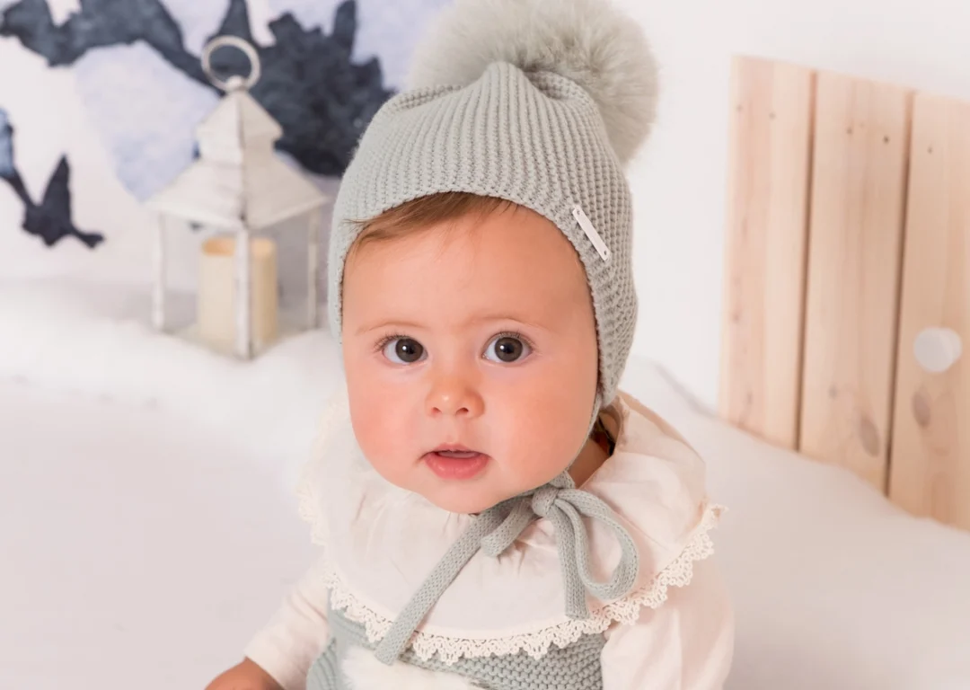 Bebé con gorrito de lana en sesión navideña en estudio en Guadarrama, Madrid