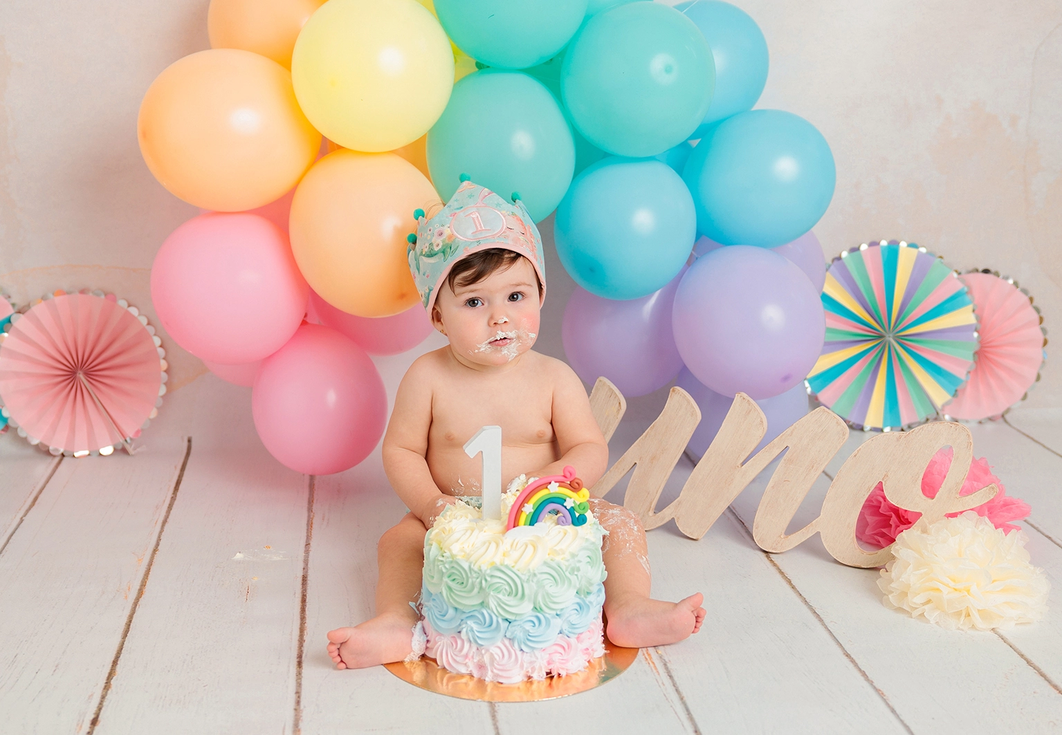 Sesión fotos Smash Cake bebé 1 año con decorado personalizado arcoiris y familia incluida