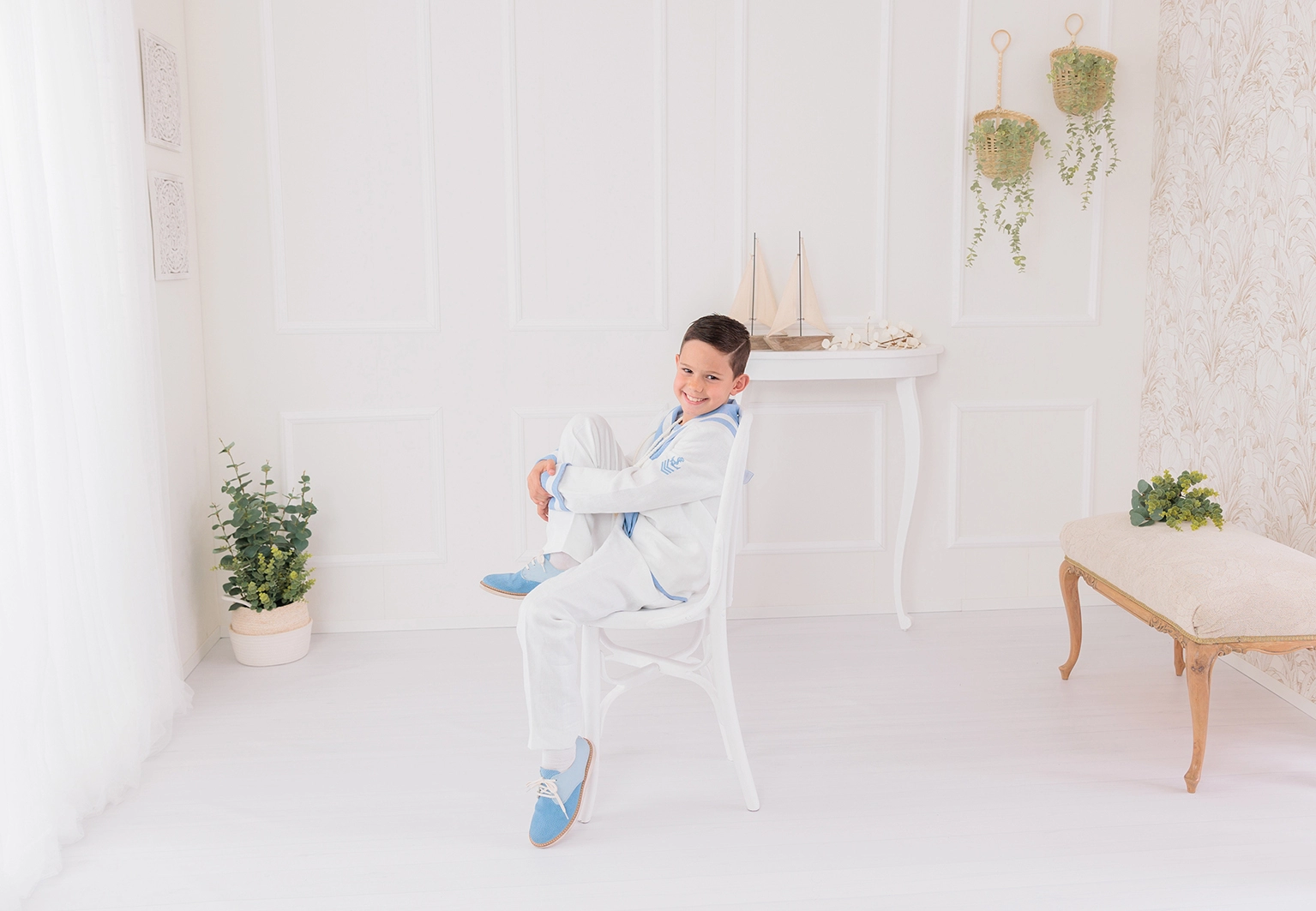 Niño de Primera Comunión en estudio fotográfico en Guadarrama, Madrid
