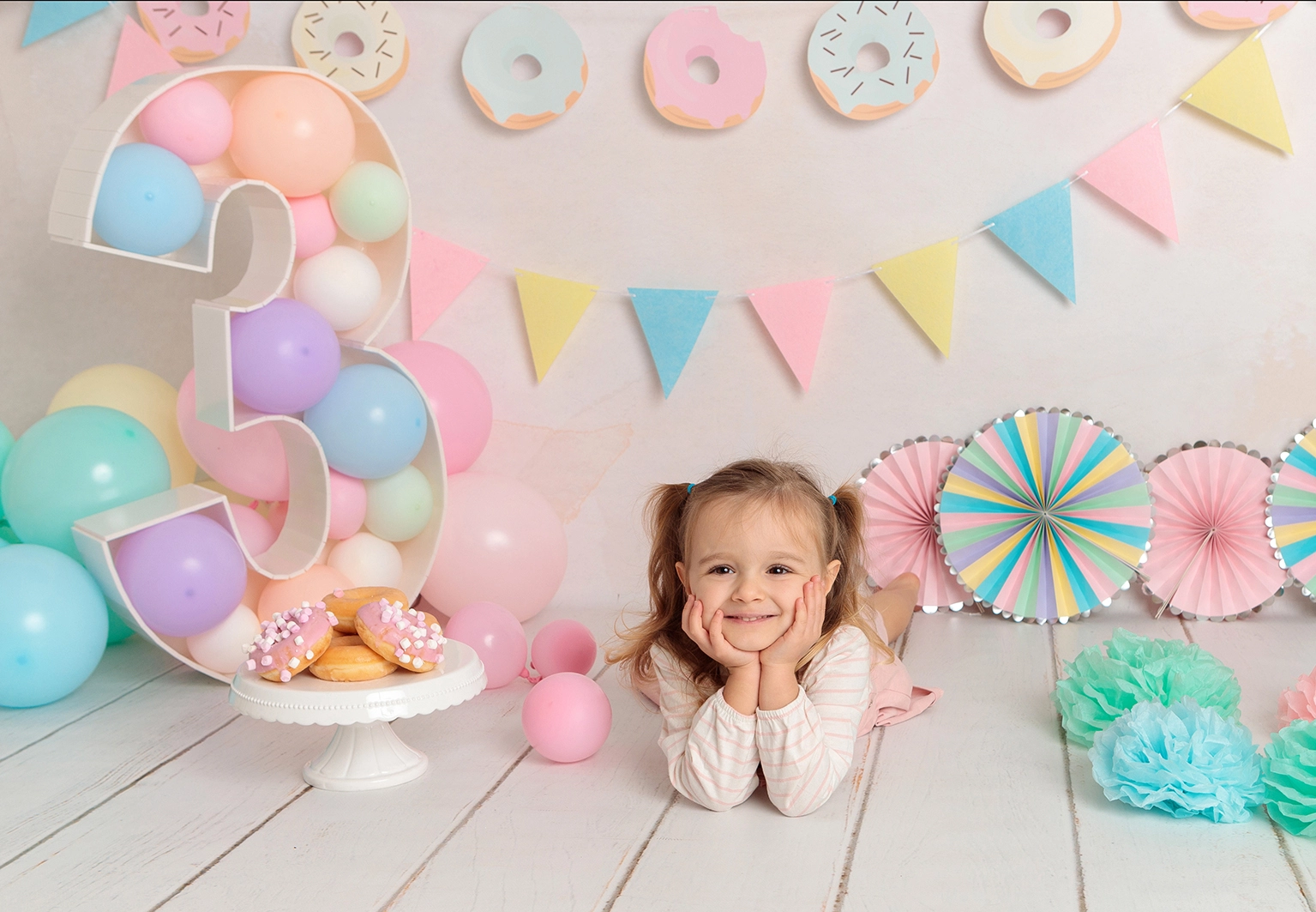 Momento especial sesión Smash Cake bebé con familia estudio Fotobabybook