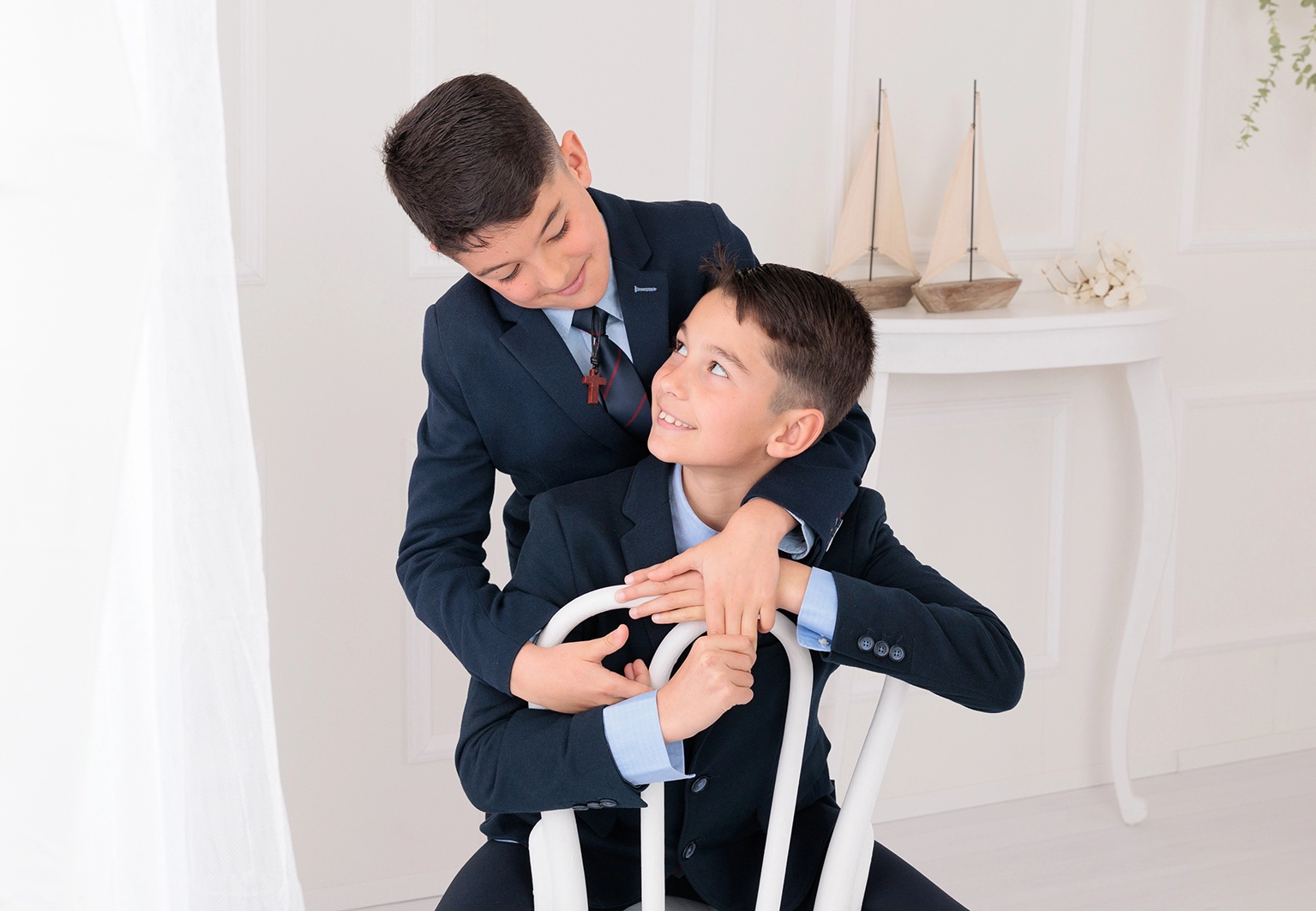 Niños de Primera Comunión en estudio fotográfico en Guadarrama, Madrid