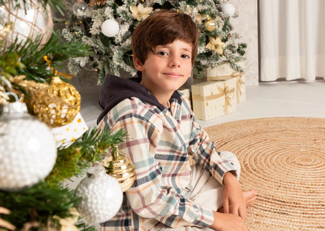 Niño con escenario nórdico de Navidad en estudio en la Sierra de Madrid