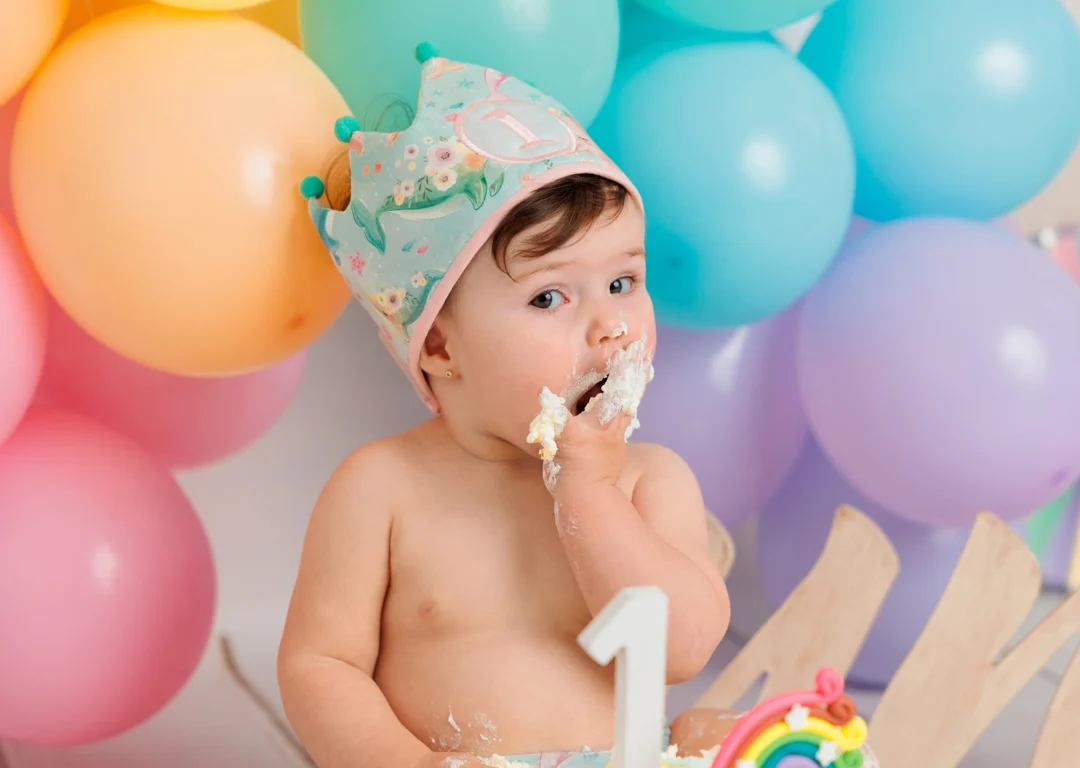 Bebé riendo durante sesión fotos Smash Cake primer cumpleaños en estudio Sierra Madrid