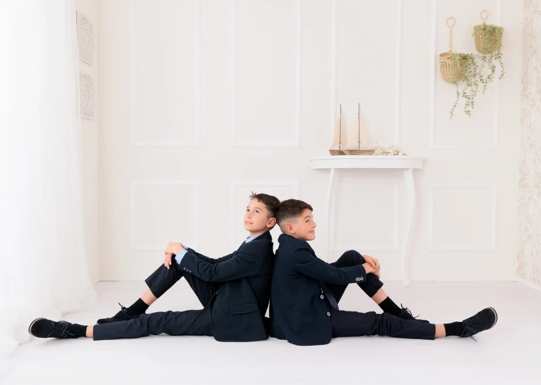 Niño con traje de Comunión en sesión de estudio en Guadarrama, Madrid