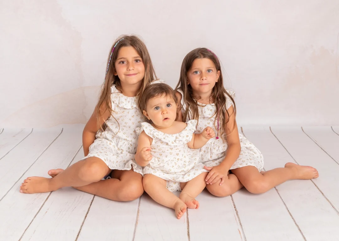 Hermanas en momento tierno reportaje fotográfico