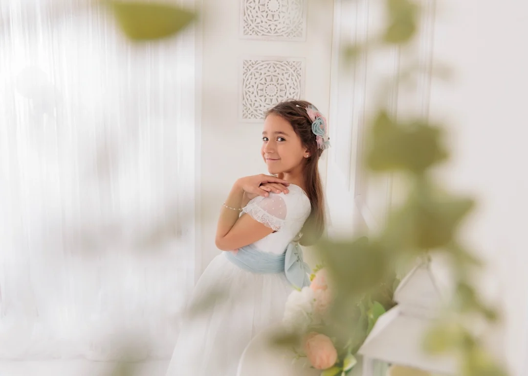 Foto de Comunión en estudio con decorado elegante en la Sierra de Madrid