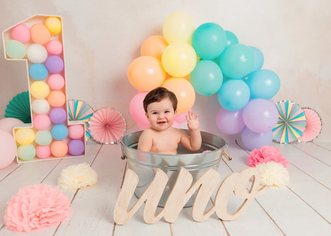 Bebé riendo durante sesión fotos Smash Cake primer cumpleaños en estudio Sierra Madrid