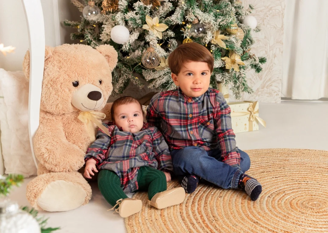 Niños junto al árbol de Navidad en estudio fotográfico en Guadarrama, Madrid