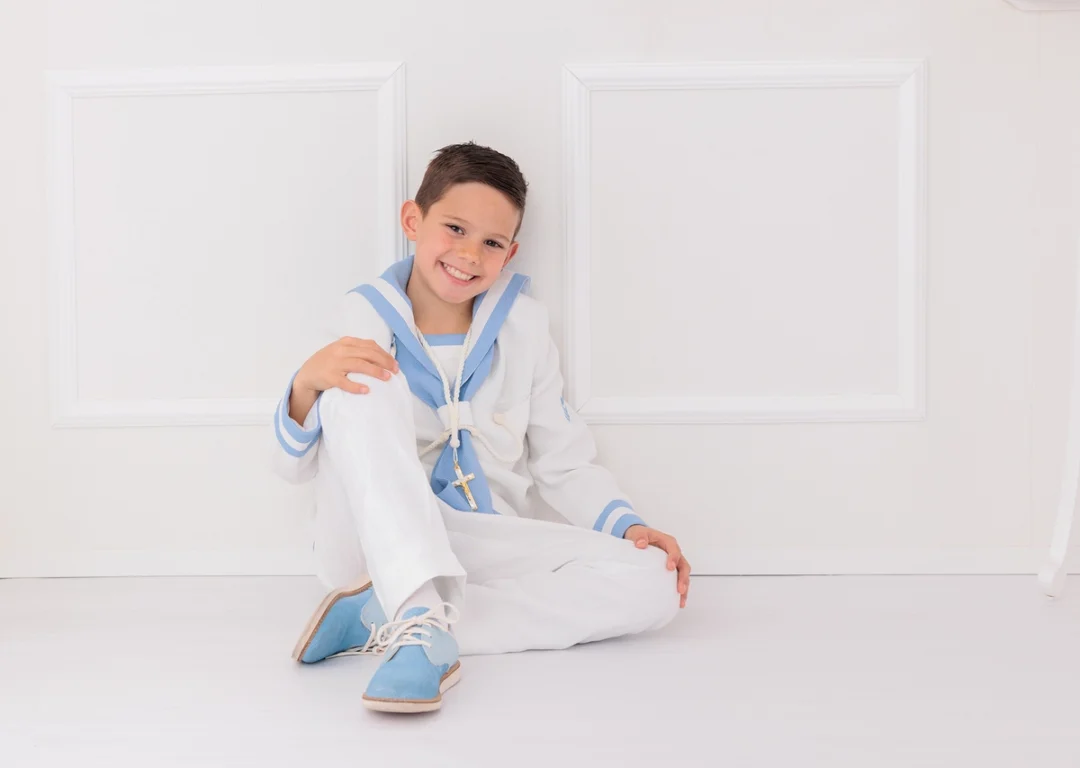 Niño con traje de Comunión en sesión de estudio en Guadarrama, Madrid