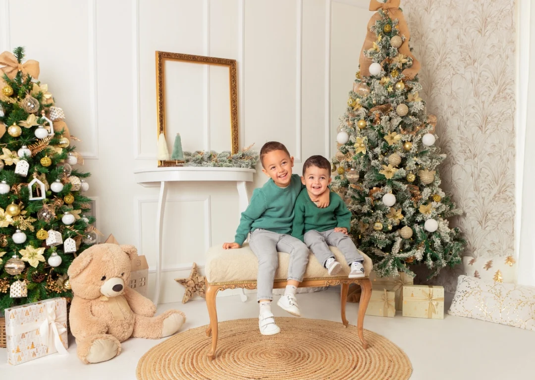 Dos hermanos junto al árbol y osito en sesión de Navidad en Guadarrama