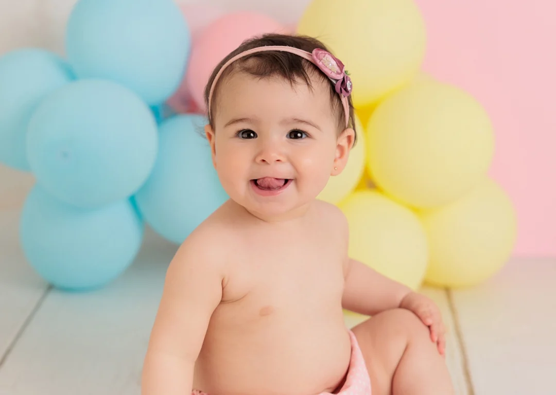 Sesión de fotos infantil con globos y colores pasteles en la Sierra de Madrid.