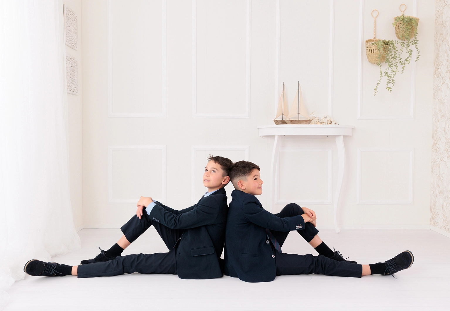Niño con traje de Comunión en sesión de estudio en Guadarrama, Madrid
