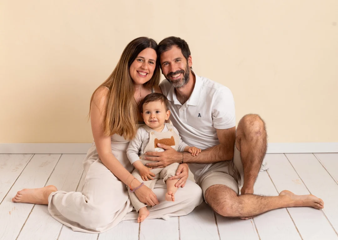 Familia sonriendo durante sesión fotos estudio Fotobabybook Guadarrama