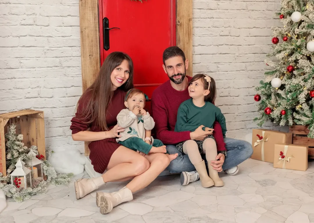 Sesión de fotos de Navidad en familia con dos niños en estudio en Guadarrama, Madrid