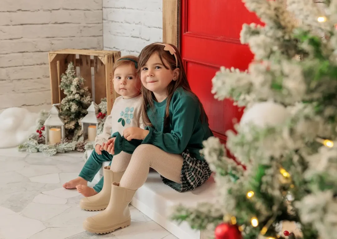 Reportaje navideño de madre con sus hijos en estudio fotográfico en la Sierra de Madrid
