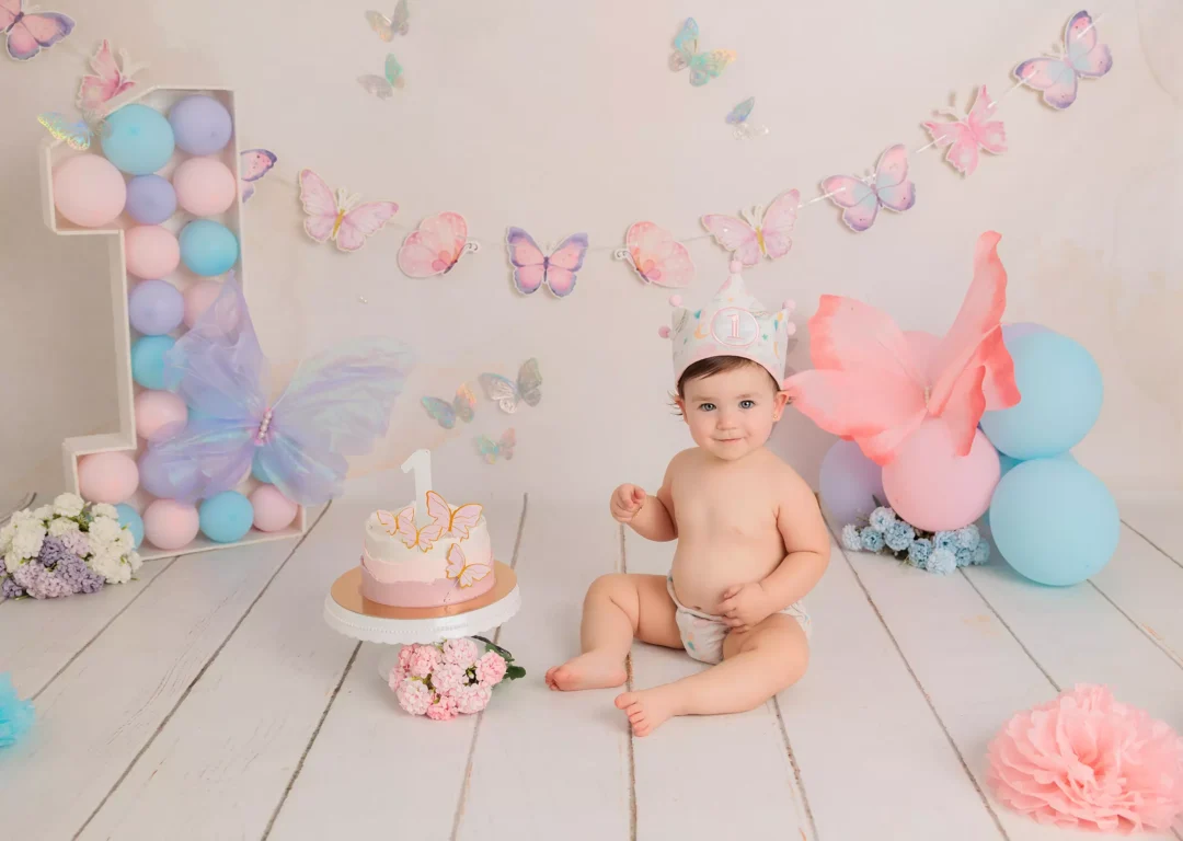 Bebé de 1 año disfrutando tarta Smash Cake azul con baño de burbujas en estudio Fotobabybook Guadarrama